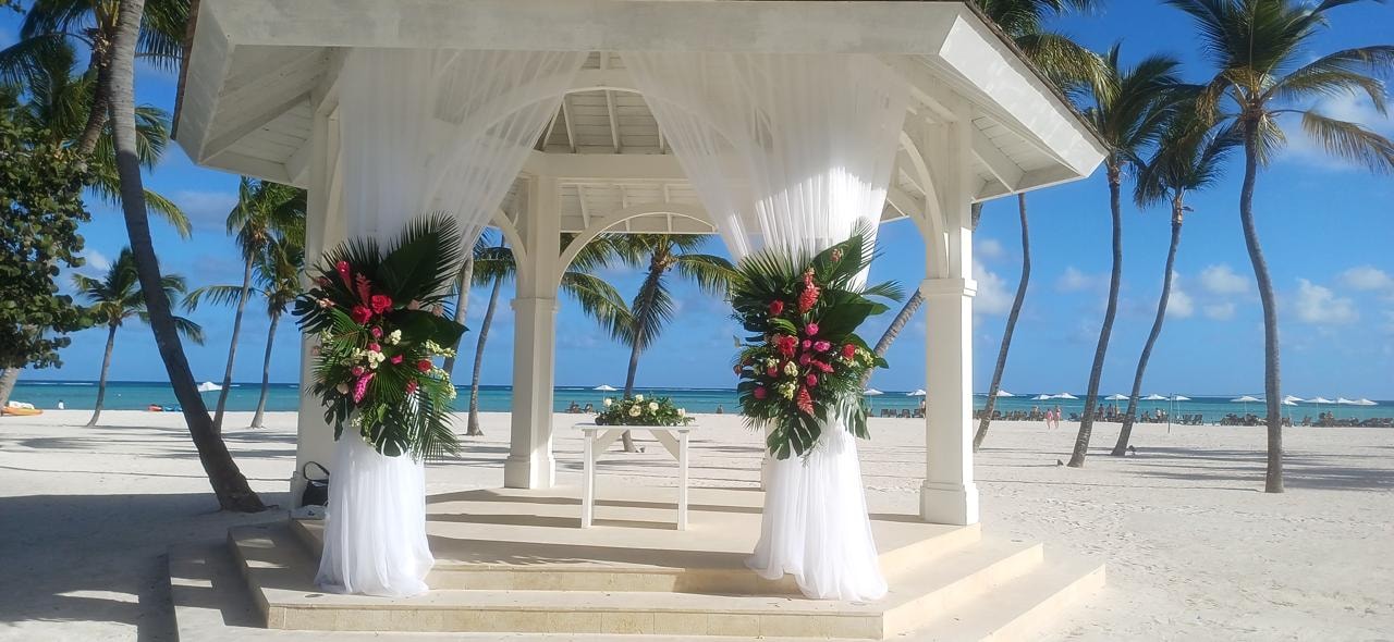 Elegant wedding reception floral decoration